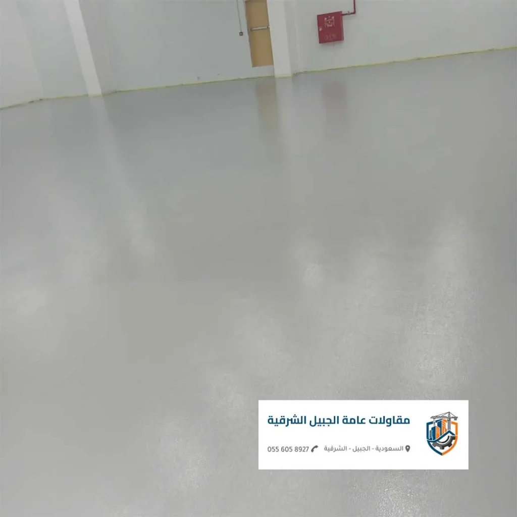 قبل وبعد ترميم أرضية قديمة باستخدام ابكسي الجبيل لإخفاء الشقوق.