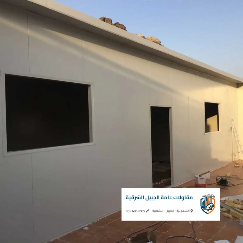 مستودع تبريد داخلي تم بناؤه بواسطة تركيب سندويتش بانل الجبيل بسماكة عالية.