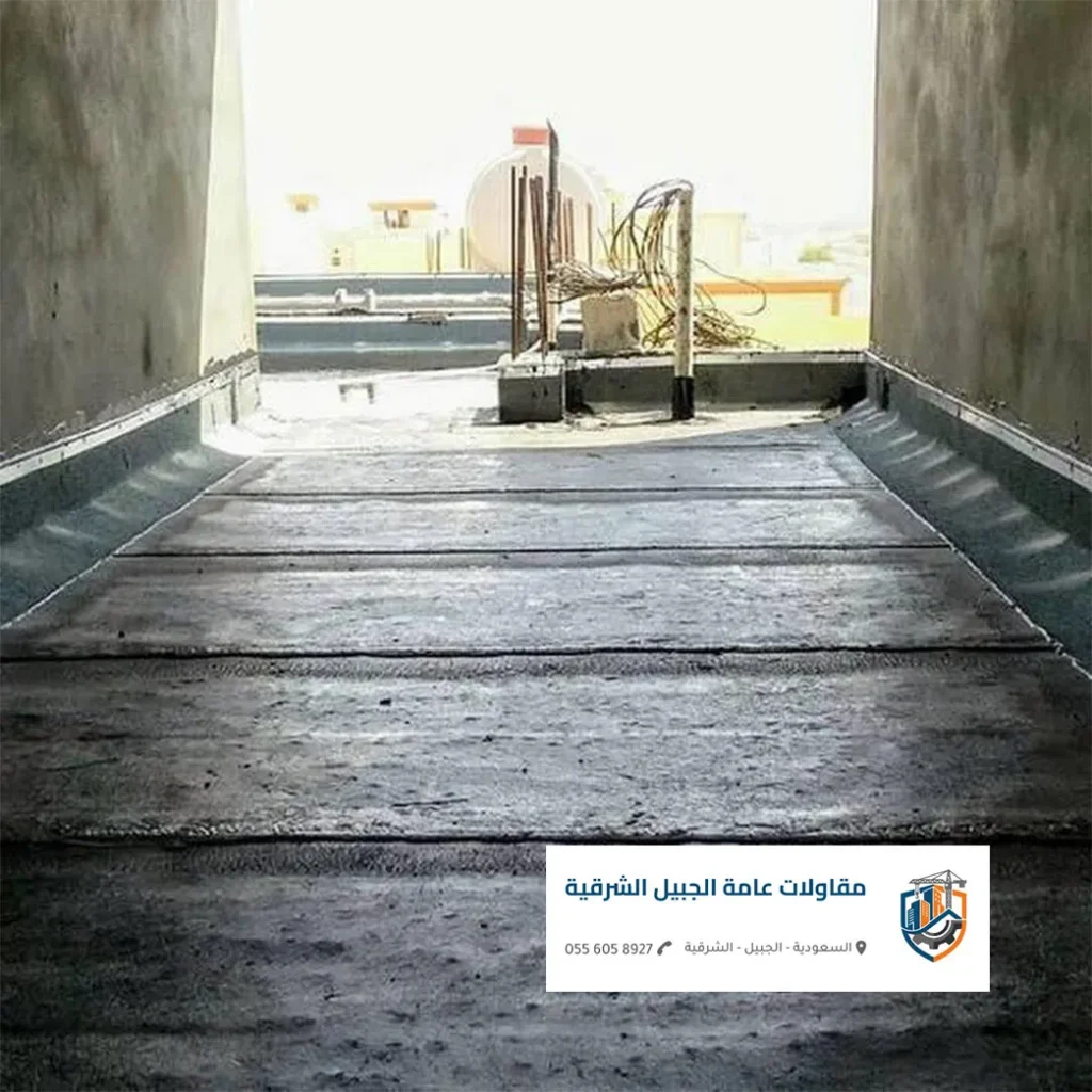 مسبح قيد الإنشاء يخضع لعملية تركيب عوازل الجبيل المائية متعددة الطبقات.