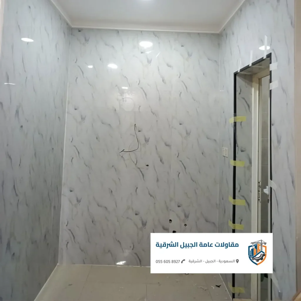 جدار مجلس في الجبيل تم تكسيته ببديل الرخام الرمادي مع شرائح ستانلس ذهبية.