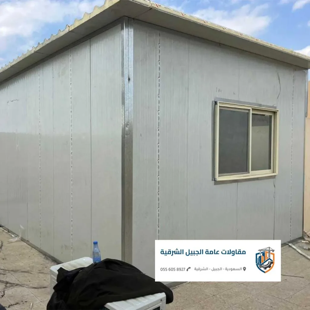 تركيب ألواح سندويتش بانل الجبيل عازلة للحرارة فوق هيكل معدني لمصنع كبير.