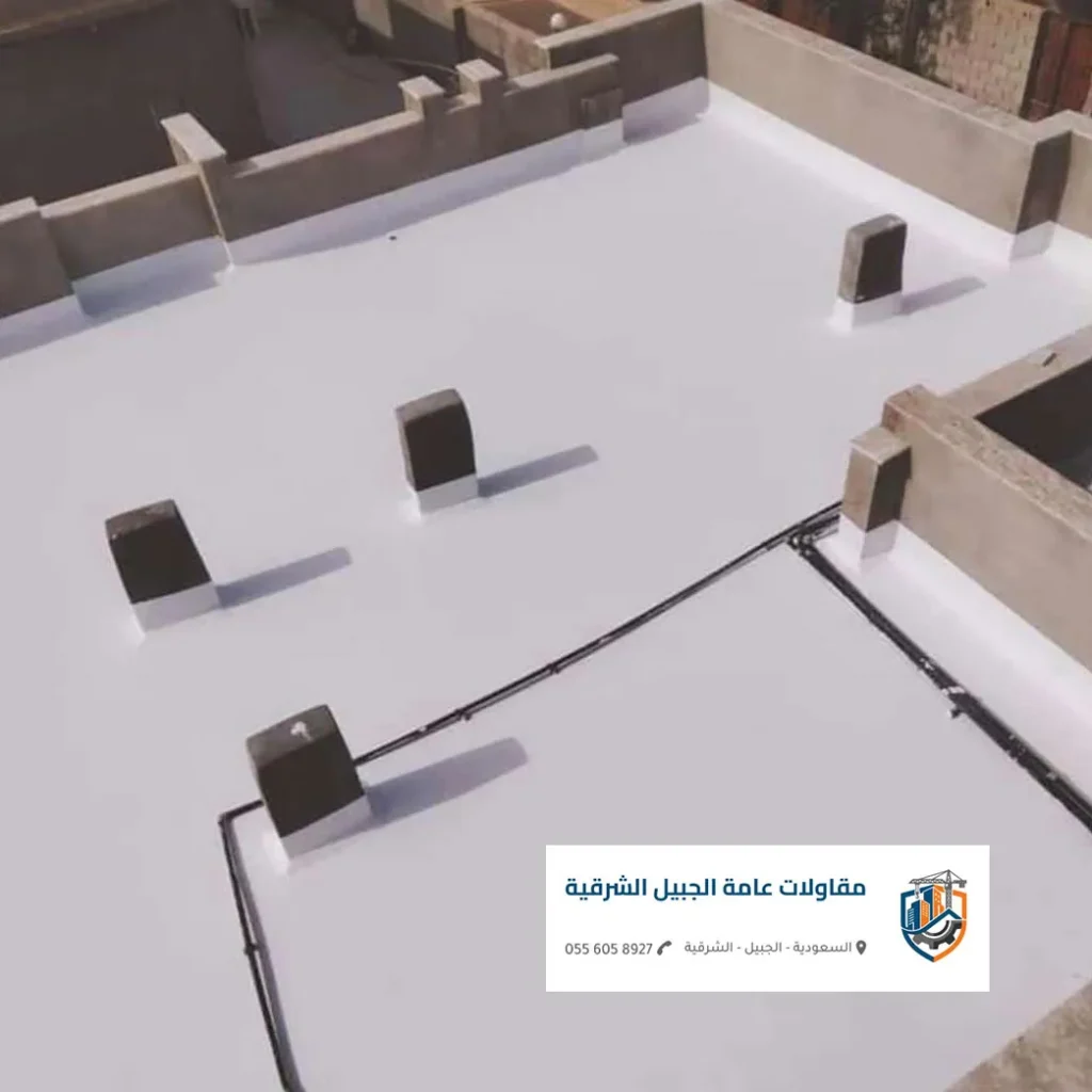 فني يقوم بفرد مادة عازلة أسمنتية في أرضية حمام قبل التبليط في تركيب عوازل الجبيل.