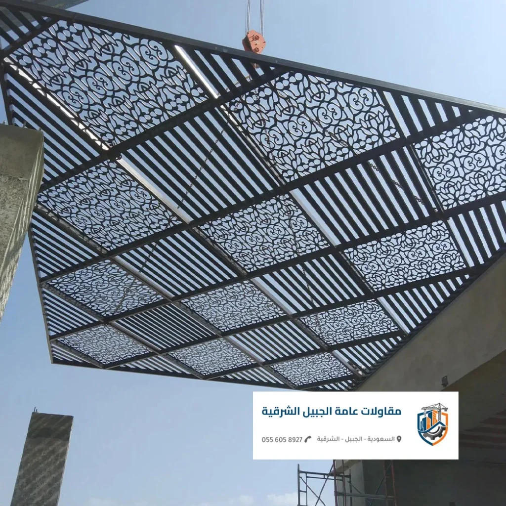 مظلة مسبح لكسان ملون تحمي من الغبار وتوفر الخصوصية في فيلا بالجبيل.