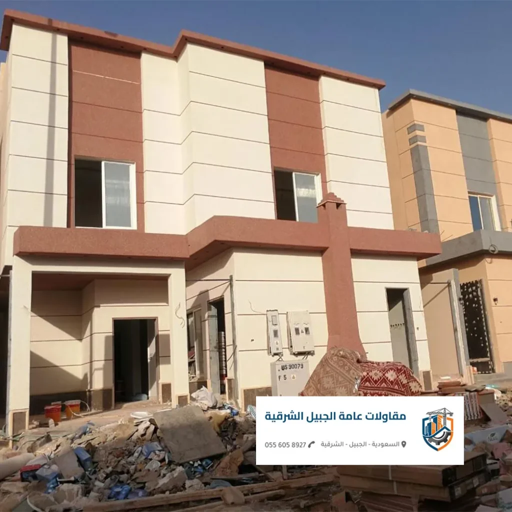 فني يقوم بحقن ومعالجة تصدعات إنشائية في جدار منزل ضمن أعمال ترميم مباني الجبيل.