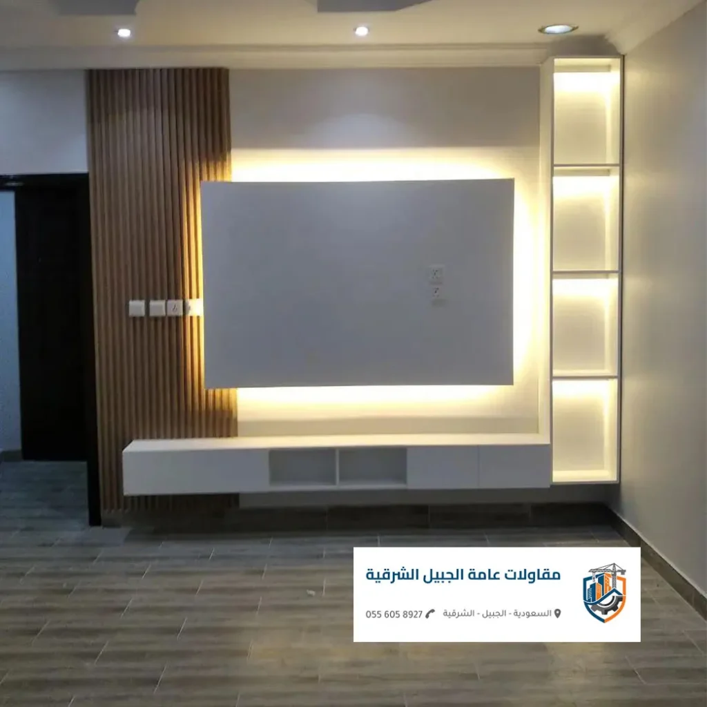 تركيب شرائح بديل الخشب (WPC) خلف شاشة التلفزيون في صالة مودرن بالجبيل.