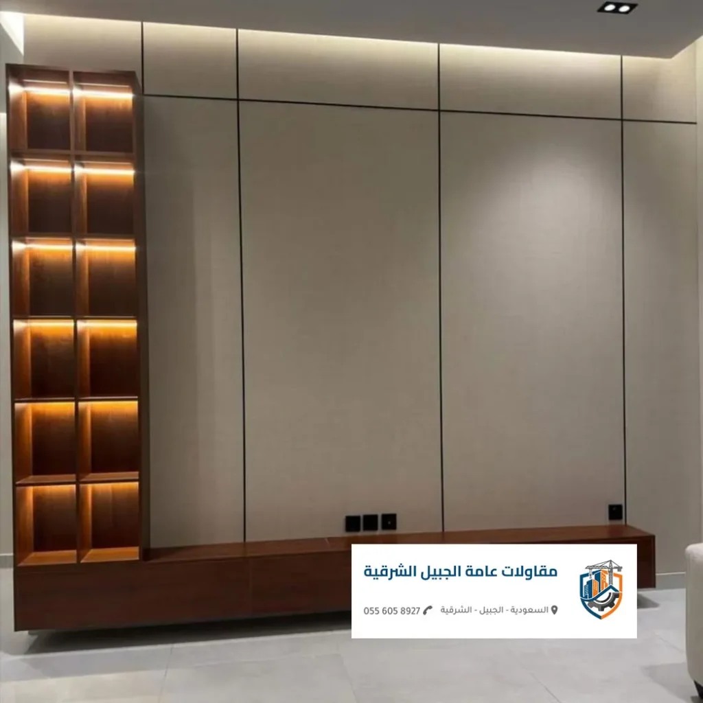 جدران مصبوغة بلون "أوف وايت" مع تركيب براويز فوم كلاسيكية في مجلس رجال بالجبيل.