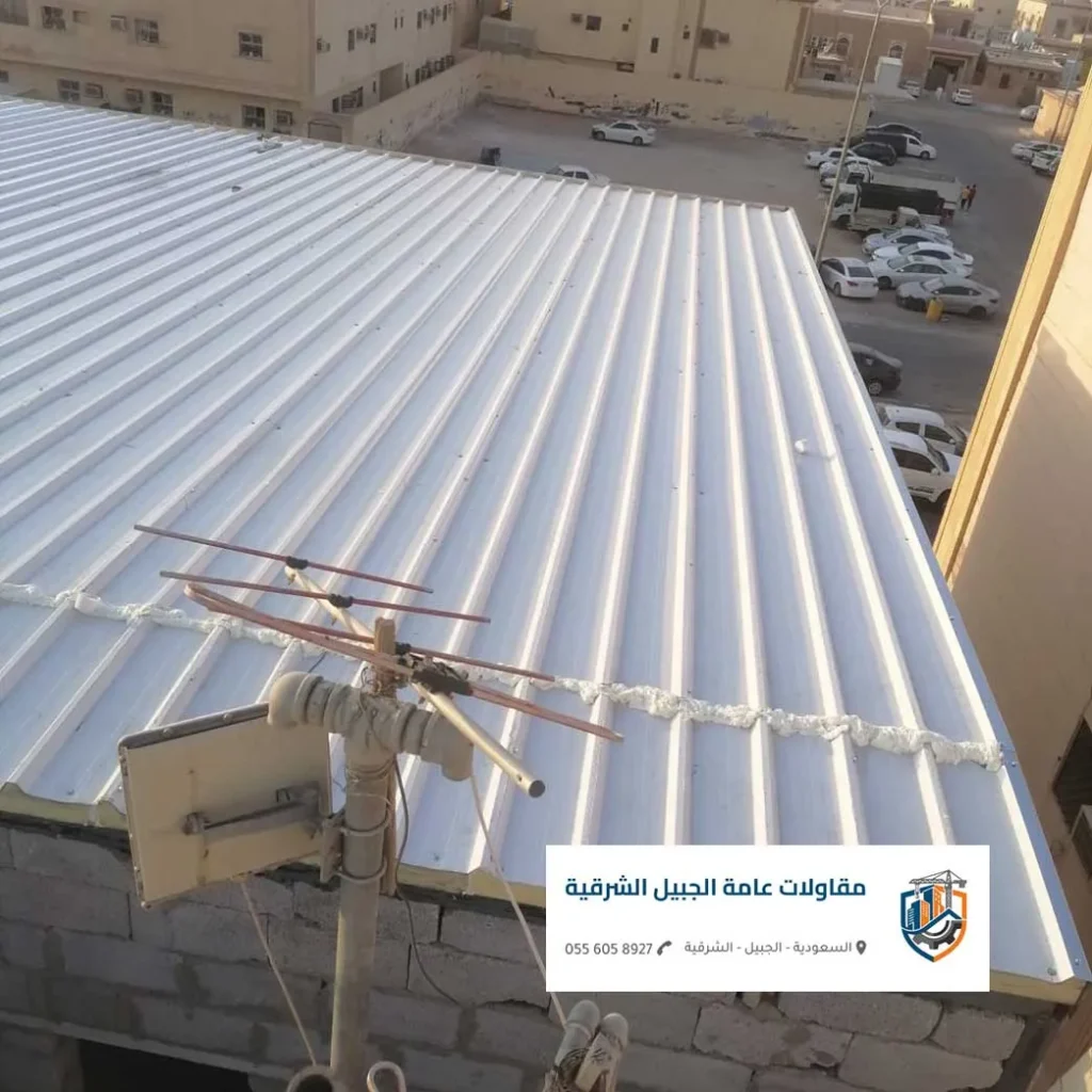 مزرعة دواجن حديثة منفذة بالكامل من سندويتش بانل الجبيل المعزول.