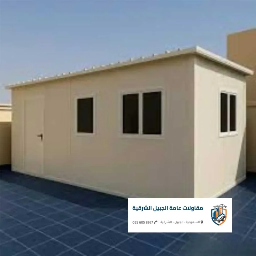 فني يقوم بمعالجة فواصل وتسريبات في سندويتش بانل الجبيل لهنقر قديم.