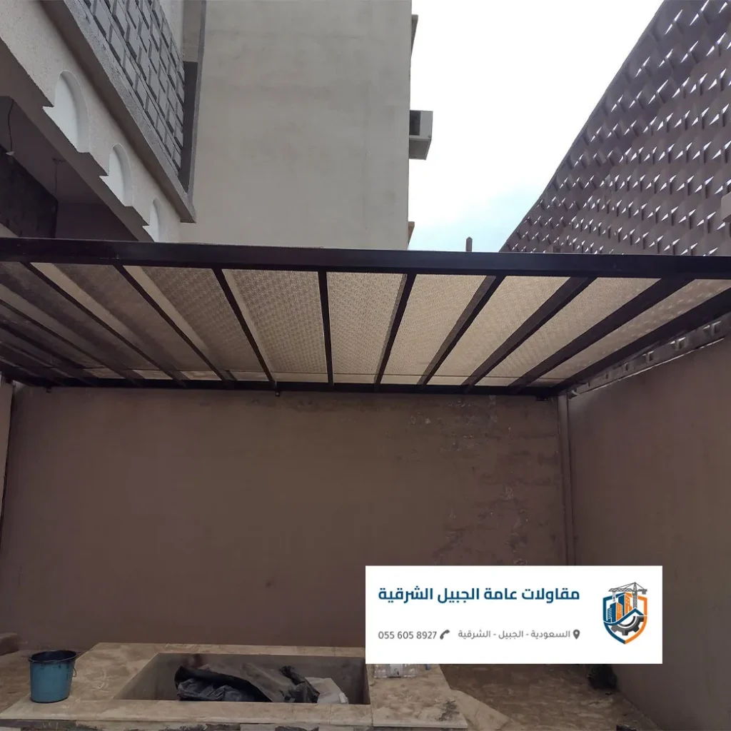 مظلة سيارة قماش PVC بيج بنظام كابولي حديث أمام فيلا في الجبيل.