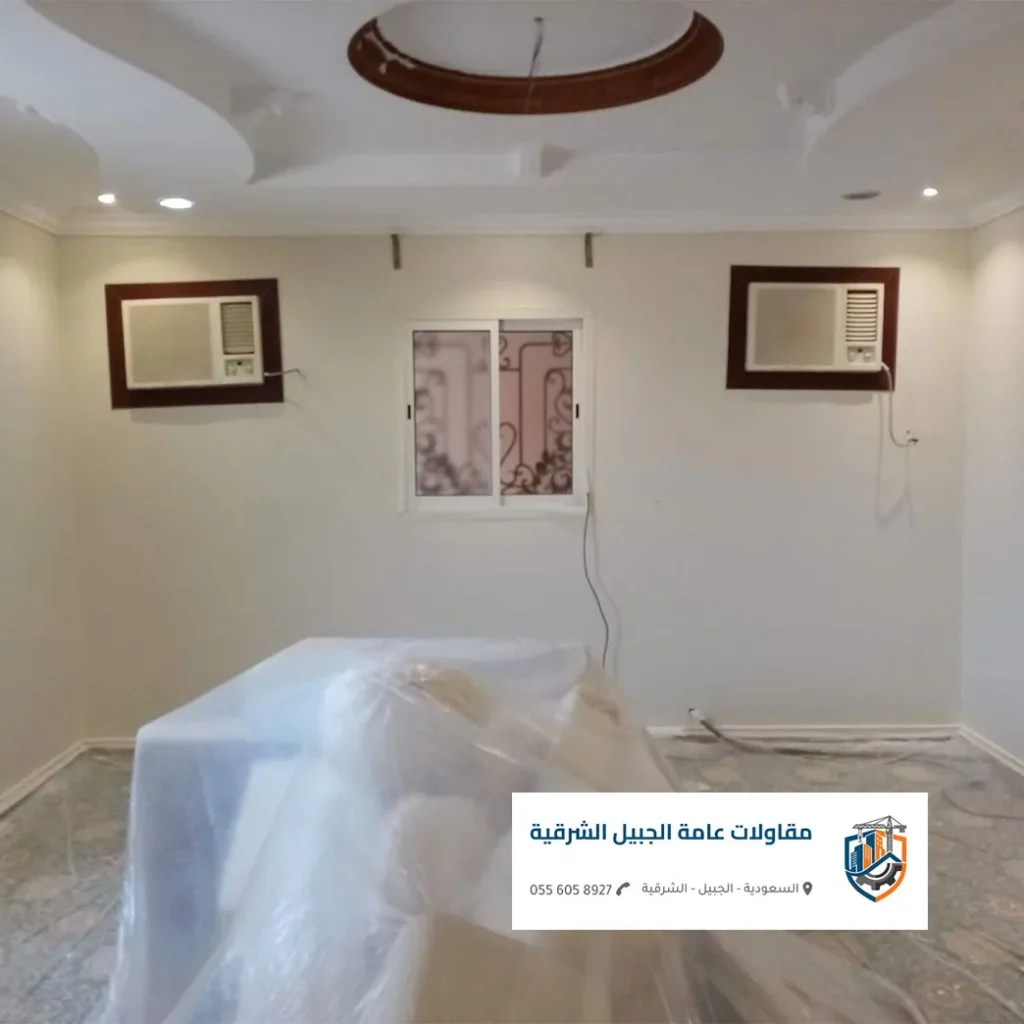 فني يصبغ ديكورات جبس بورد بـ اصباغ الجبيل بيضاء ناصعة.