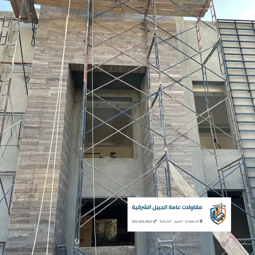 ترميم طبيق العزل المائي والحراري لسطح مبنى ضمن أعمال ترميم مباني الجبيل.