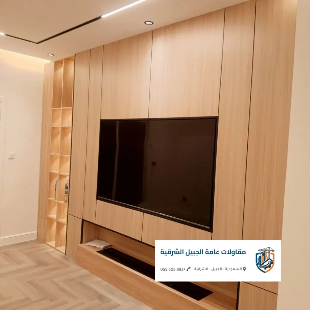 سقف جبس بورد مودرن مع فتحات تكييف طولية وإضاءة سبوت لايت في الجبيل.