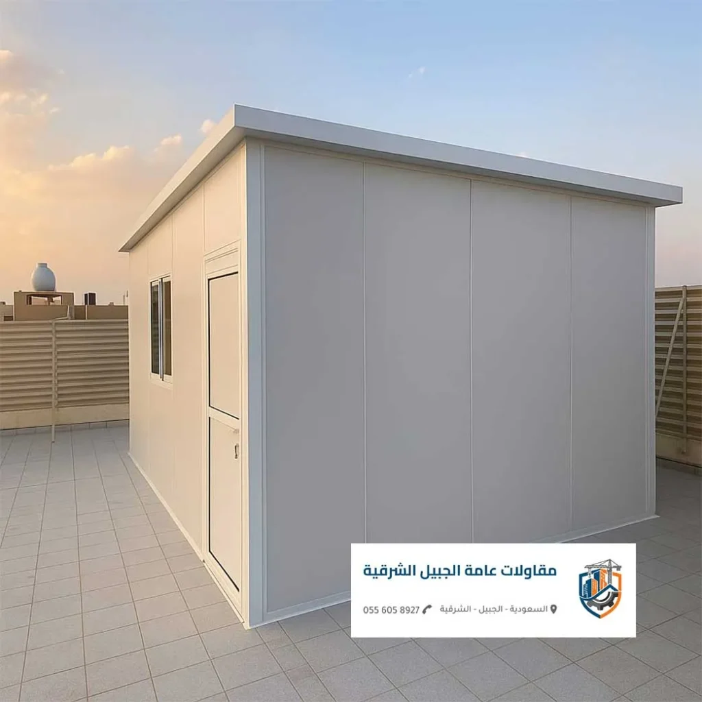 رافعة تقوم برفع ألواح ضخمة أثناء تركيب سندويتش بانل الجبيل لمشروع حكومي.