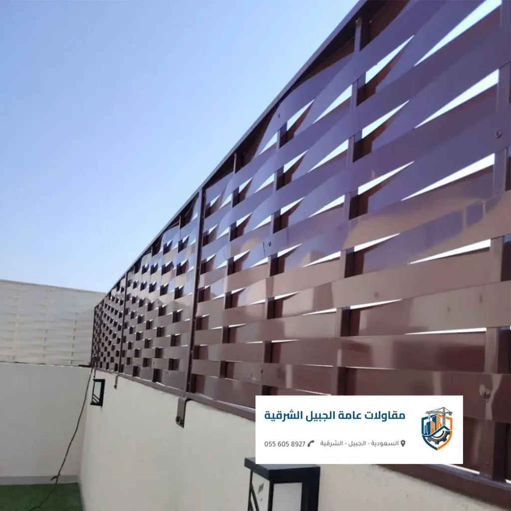 ساتر حديد شرائح لون بني مثبت فوق سور فيلا لتوفير الخصوصية ضمن خدمات مظلات وسواتر الجبيل.