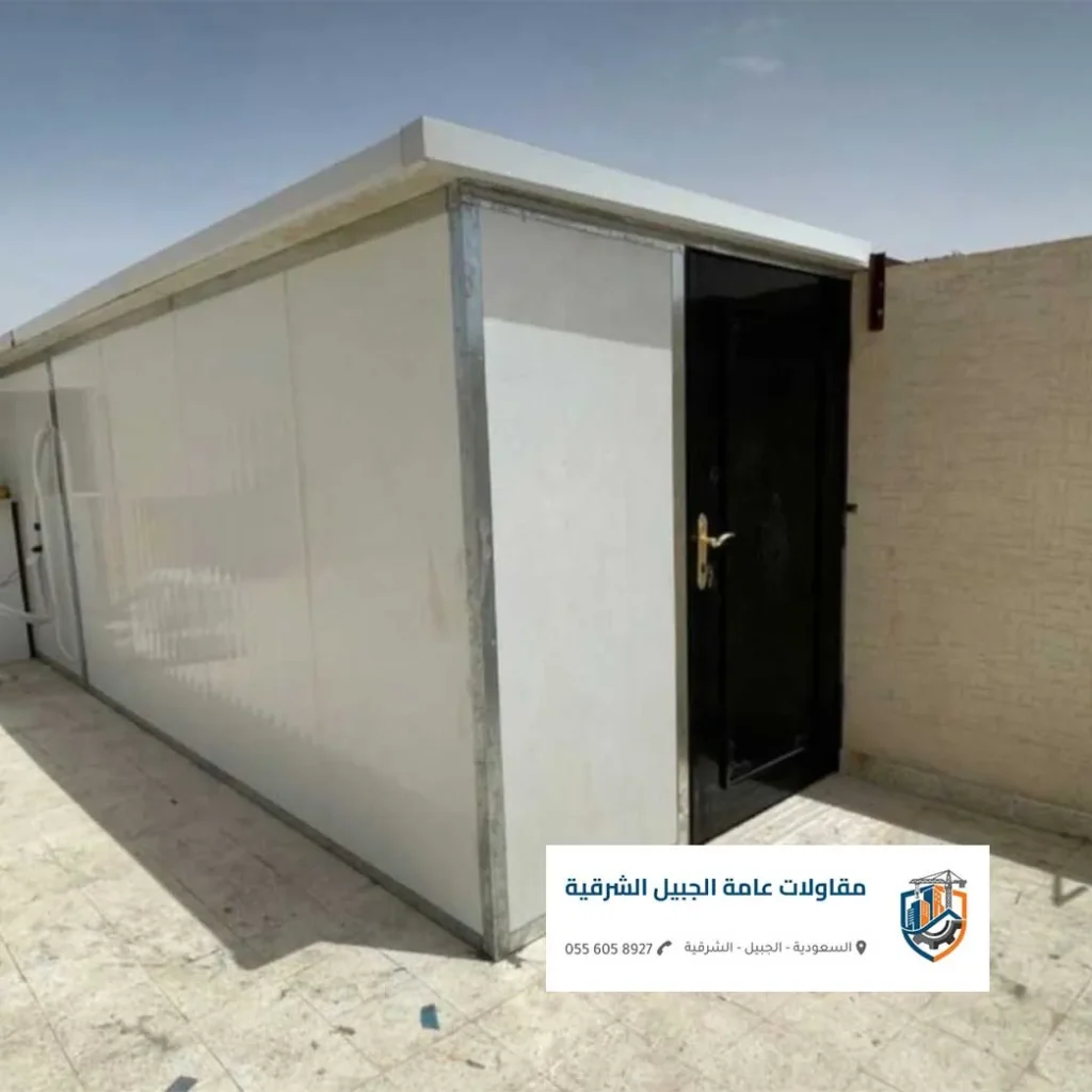 تركيب سقف غرفة علوية باستخدام سندويتش بانل الجبيل خفيف الوزن.